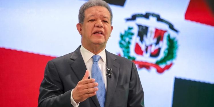 Leonel Fernández se solidariza con familiares de las víctimas por lluvias del sábado