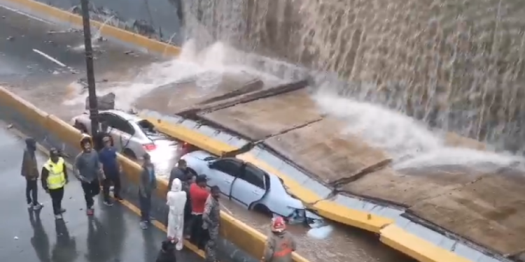 Pared del desnivel de la avenida 27 de Febrero con Máximo Gómez colapsa sobre varios vehículos