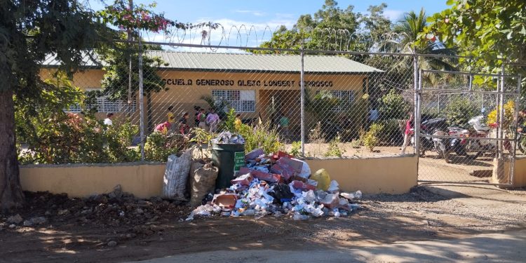 Reclaman recogidas de basuras frente a centro educativo donde funcionó colegio electoral en Dajabón