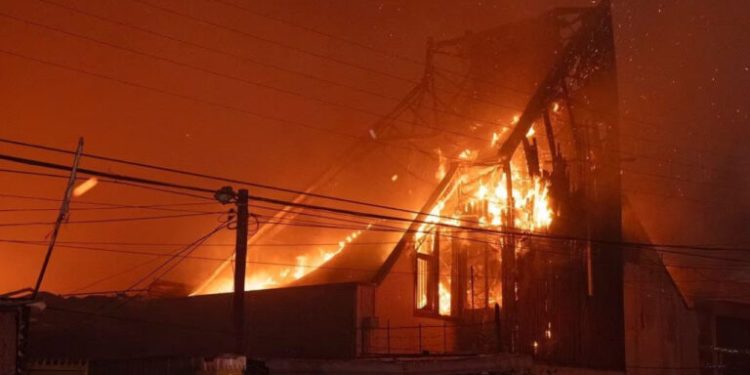 Suben a 134 los muertos por los devastadores incendios de Valparaíso (Chile)