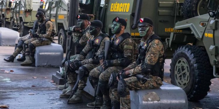 Abinader asciende a cuatro a mayores generales y a 15 a generales de brigadas