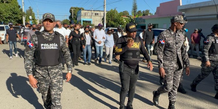 El PLD realiza marcha pacífica con mascarillas y rostros cabizbajos contra resultados electorales en Dajabón