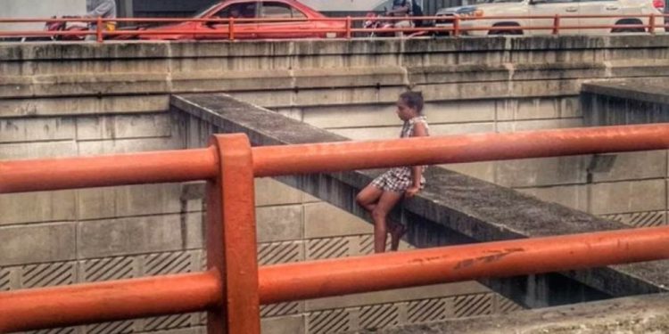 El rescate de la mujer que intentó lanzarse en desnivel de la 27 de febrero