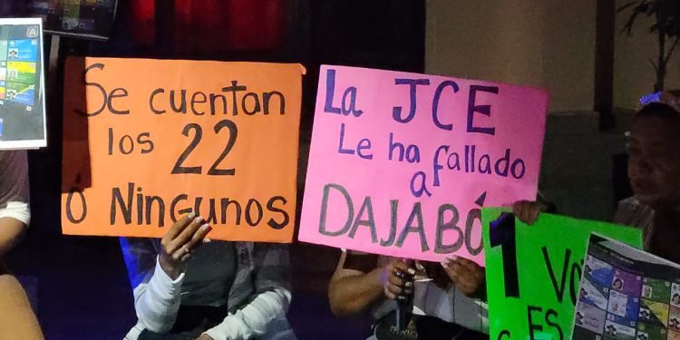 Video; Sonia Mateo y Fiordaliza Ceballos junto a mujeres peledeistas ocuparon gobernación de Dajabón en reclamo de triunfo electoral
