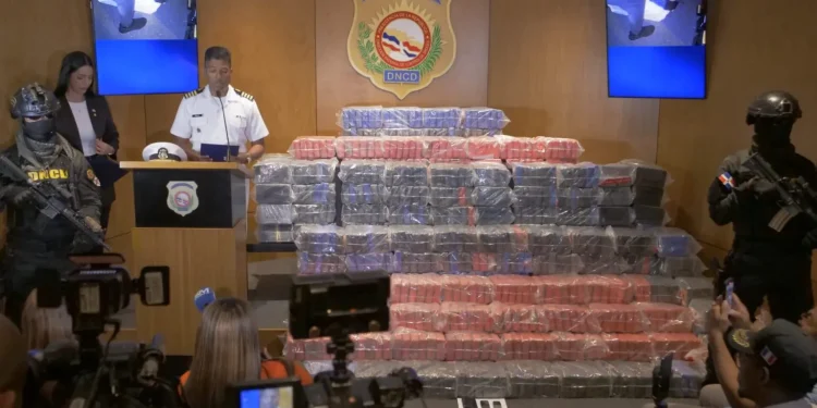 Ocupan casi una tonelada presumiblemente cocaína y apresan tres en Peravia