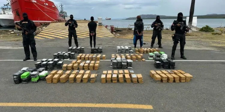 Apresan dos dominicanos y decomisan 754 paquetes de cocaína en Peravia
