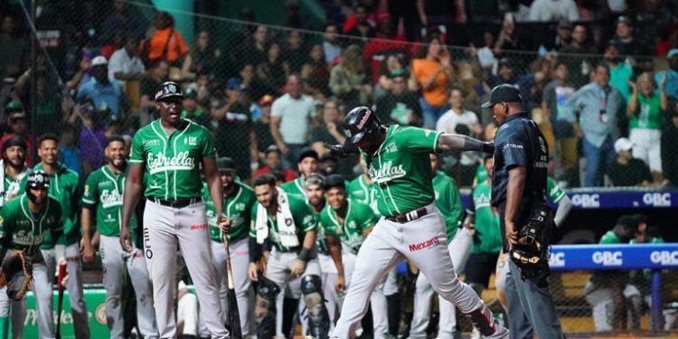 Miguel Andújar disparó su quinto cuadrangular