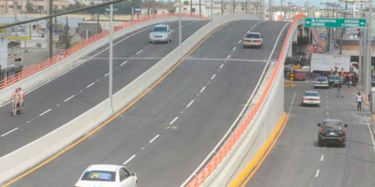 Hombre amenaza mujer con una arma, la atropella y emprende huida