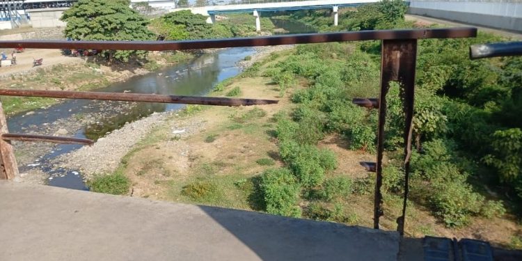 Comerciante Haitiana lesionada tras caerde puente por mal estado de barandillas  entre  Juana Méndez y Dajabón
