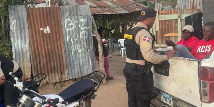 La DNCD ocupa drogas y maquina traga monedas durante allanamiento en Montecristi