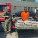 Vídeo; Inteligencia del ejército detiene hombre transportaba 93.95 libras de Marihuana en falso piso de camión en Azua