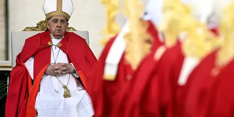 El papa Francisco no lee la homilía en la misa del Domingo de Ramos