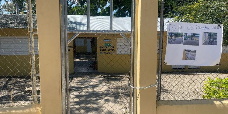 Padres cierran con cadenas centro educativo en Luperón