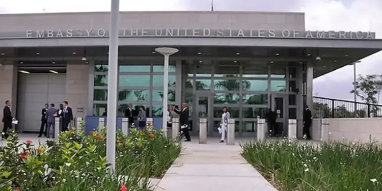 Evacúan de Haití a 14 residentes de Florida, incluidos niños, en un vuelo a Orlando