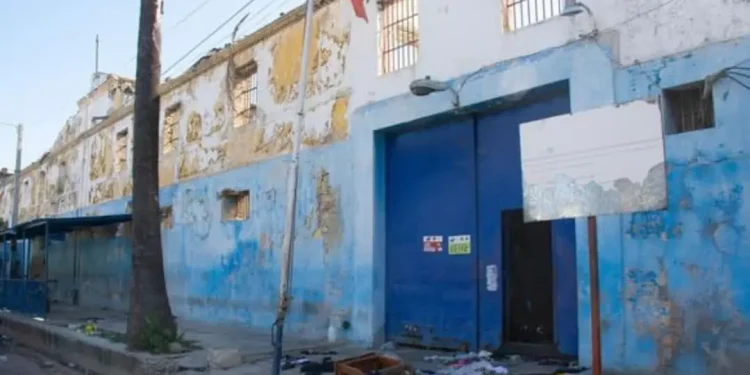 Fuego afecta la principal cárcel de Haití, de donde huyeron miles de presos semanas atrás