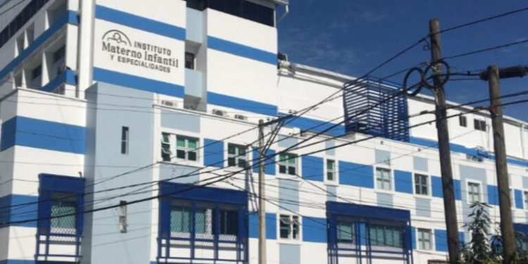 Permanece estable estudiante herida durante discusión en Santiago