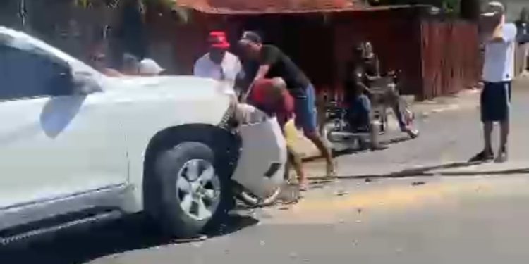 Joven resulta con golpes y heridas tras ser chocada por una Yipeta en Montecristi
