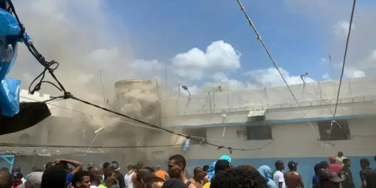 Suben a 13 los muertos en incendio en cárcel de La Victoria