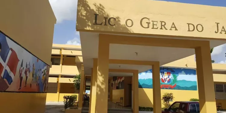 Policía Escolar envía ante la justicia a estudiante que le ocasionó heridas cortantes a otra en liceo de Higüey