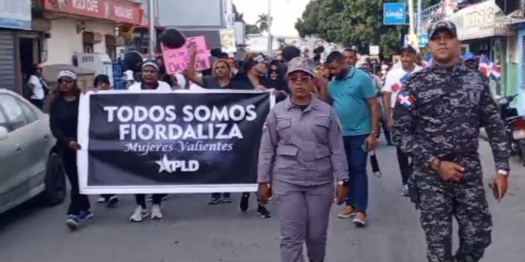 Con motivo del Día Internacional de la Mujer cientos de mujeres vestidas de luto marchan en Dajabón en reclamo de que se reconozca el triunfo de Fiordaliza Ceballos