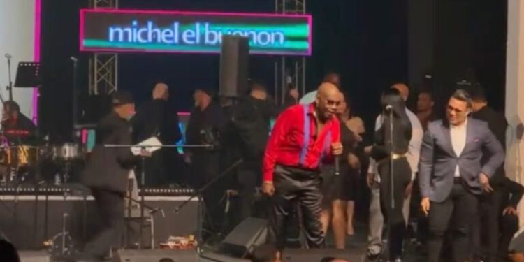 Músicos abandonan al salsero Michel El Buenón en pleno escenario