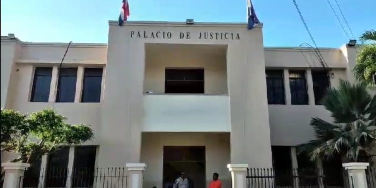 Protestan frente a tribunal exigiendo justicia por cuádruple crimen en comunidad de Dajabón