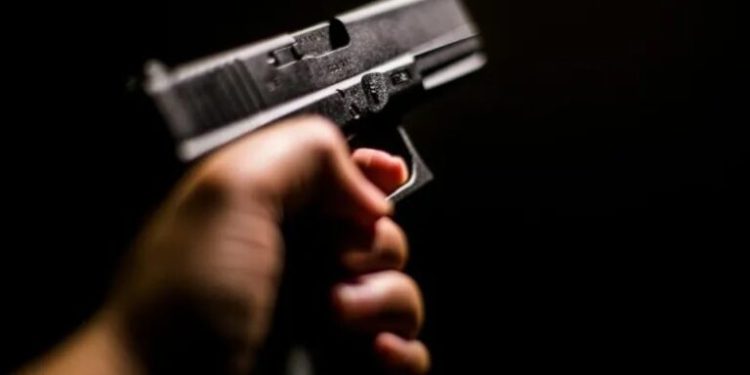Policía apresa hombre que hirió de bala a su pareja sentimental en Santiago