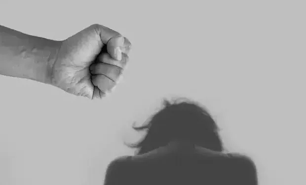 Ex pareja penetra Centro Educativo y hiere mujer a golpes