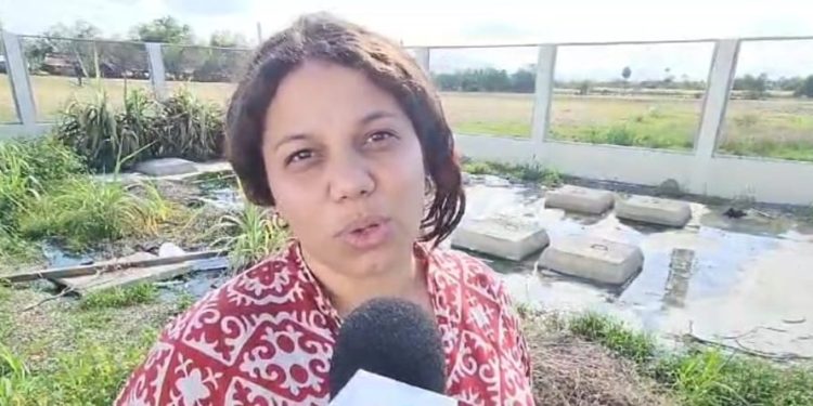 Denuncian foco de contaminación en residencial construyó el gobierno en Santiago Rodríguez