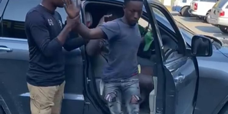 Video; Miembros del G2 del ERD detuvieron al conductor de una Yipeta con 19 extranjeros indocumentados  en San Juan