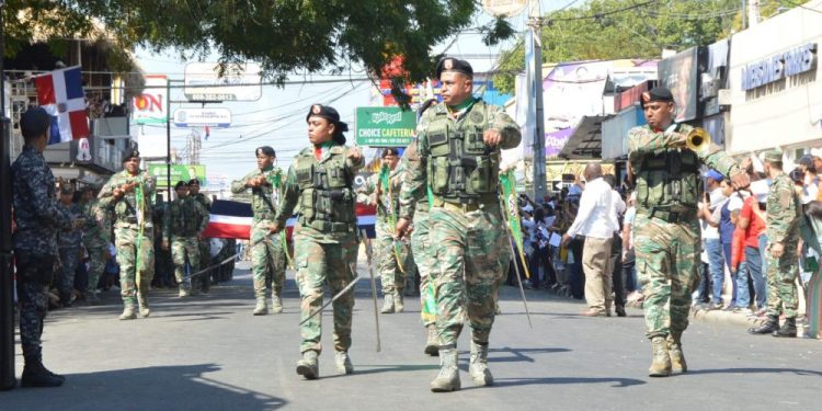 Militares y civiles participan en magno desfile militar en homenaje al héroe restaurador general Santiago Rodríguez