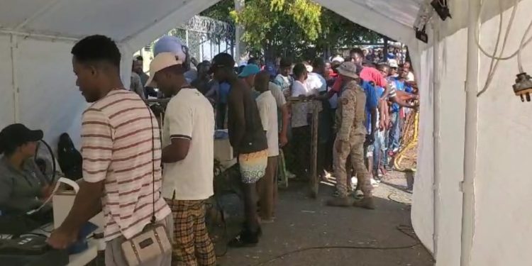 Autoridades permiten ingreso de cientos Haitianos previo la feria fronteriza  de este Viernes en Dajabón