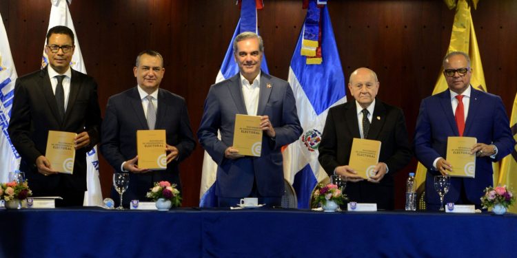 Presidente Abinader encabeza puesta en circulación de Diccionario Electoral del jurista y escritor Namphi Rodríguez
