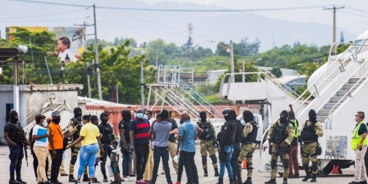 EU reanuda deportación haitianos y envía un vuelo con 50 migrantes