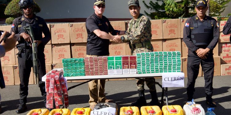 Ejército entrega ron y unidades de cigarrillos  al CECCOM incautados en diferentes operativos