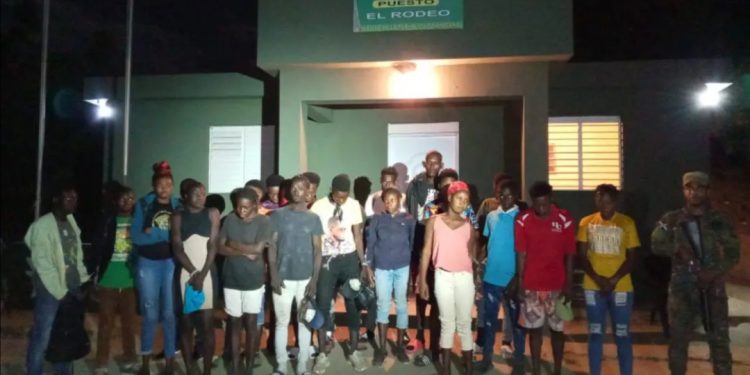 El G2 y  uniformados del ejército detuvieron 48 indocumentados en Montecristi y Dajabón