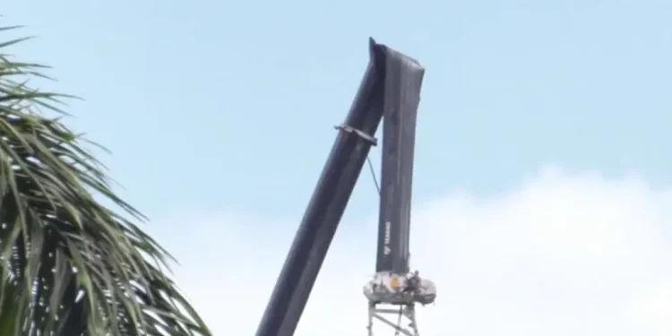 Grúa de construcción cae y deja un muerto y dos heridos, uno de gravedad, en Florida