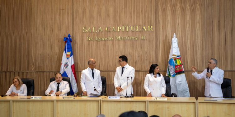 “El desorden puede empezar ahorita, pero tienen que esperar que yo me vaya”, Manuel Jiménez entrega mando a Dío Astacio