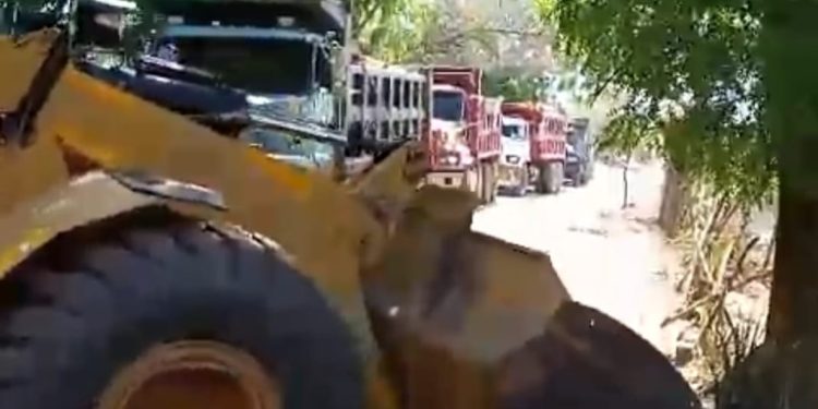 Comunidad de Dajabón bloquea entrada de equipos y camiones por mal estado de carretera