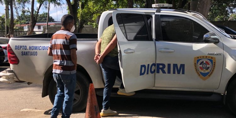 PN arresta dos hombres sustrayendo mercancías de una empresa de embutidos en Navarrete