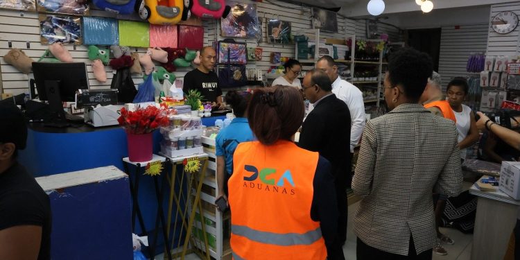 Cierran comercios importadores en RD violaron Código Tributario