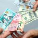 El dólar bajó otros 5 centavos y se cambia este viernes a RD$59.16