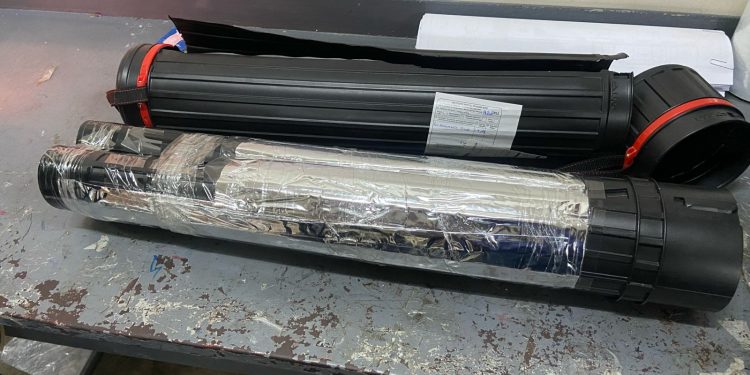 FRUSTRAN ENVÍO DE 16 LÁMINAS DE COCAÍNA A EUROPA CAMUFLADAS EN RELOJES DE PARED Y UN PORTAPLANOS