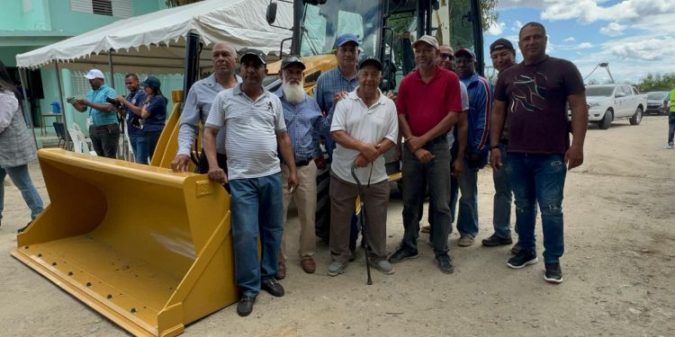 Indhri y banco agrícola  entregan vehículos prometidos a agricultores en Dajabón