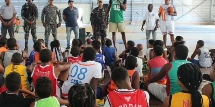 Tito Horford realiza clínica deportiva a niños del Nuevo Domingo Savio, a través de la PN y el programa “De Vuelta al Barrio