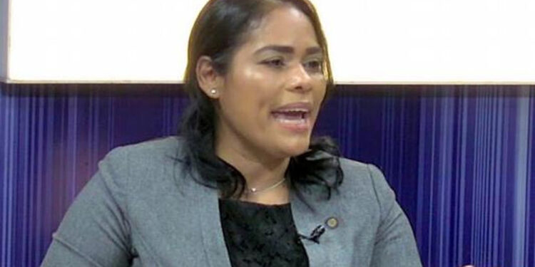 Tribunal mantiene garantía económica e impedimento de salida contra la pastora Rossy Guzmán