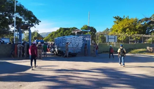 Autoridades y comerciantes llegan acuerdo para abril puerta fronteriza por Elías Piña