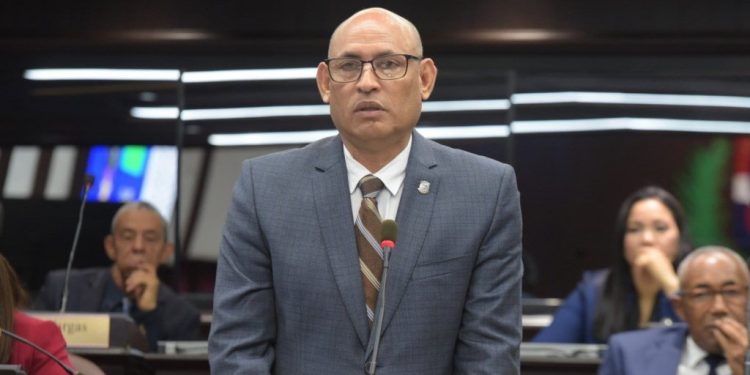Diputado: Gobierno mandó a Miguel Gutiérrez a entregarse a EE.UU. para evitar se le pegara un foul