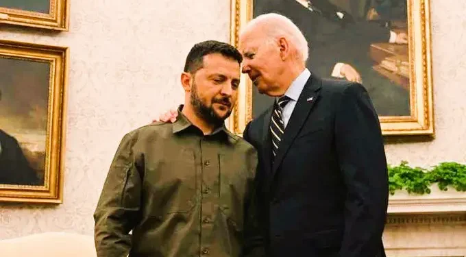 Zelenski habla con Biden del primer paquete de ayuda tras el voto positivo del Congreso