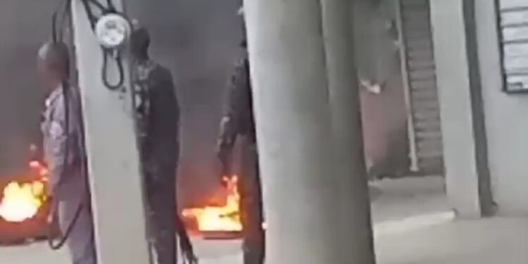 Encienden neumáticos en barrio de Dajabón en demanda de asfaltado de sus calles
